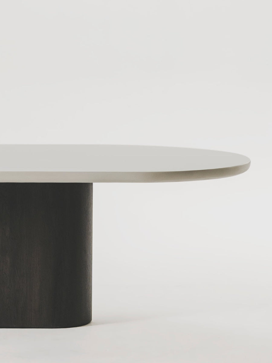Mesa de comedor Celli de microcemento y madera, vista lateral — Marlot Baus