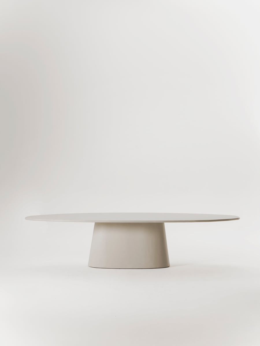 Mesa de comedor Imai de microcemento, vista frontal — Marlot Baus