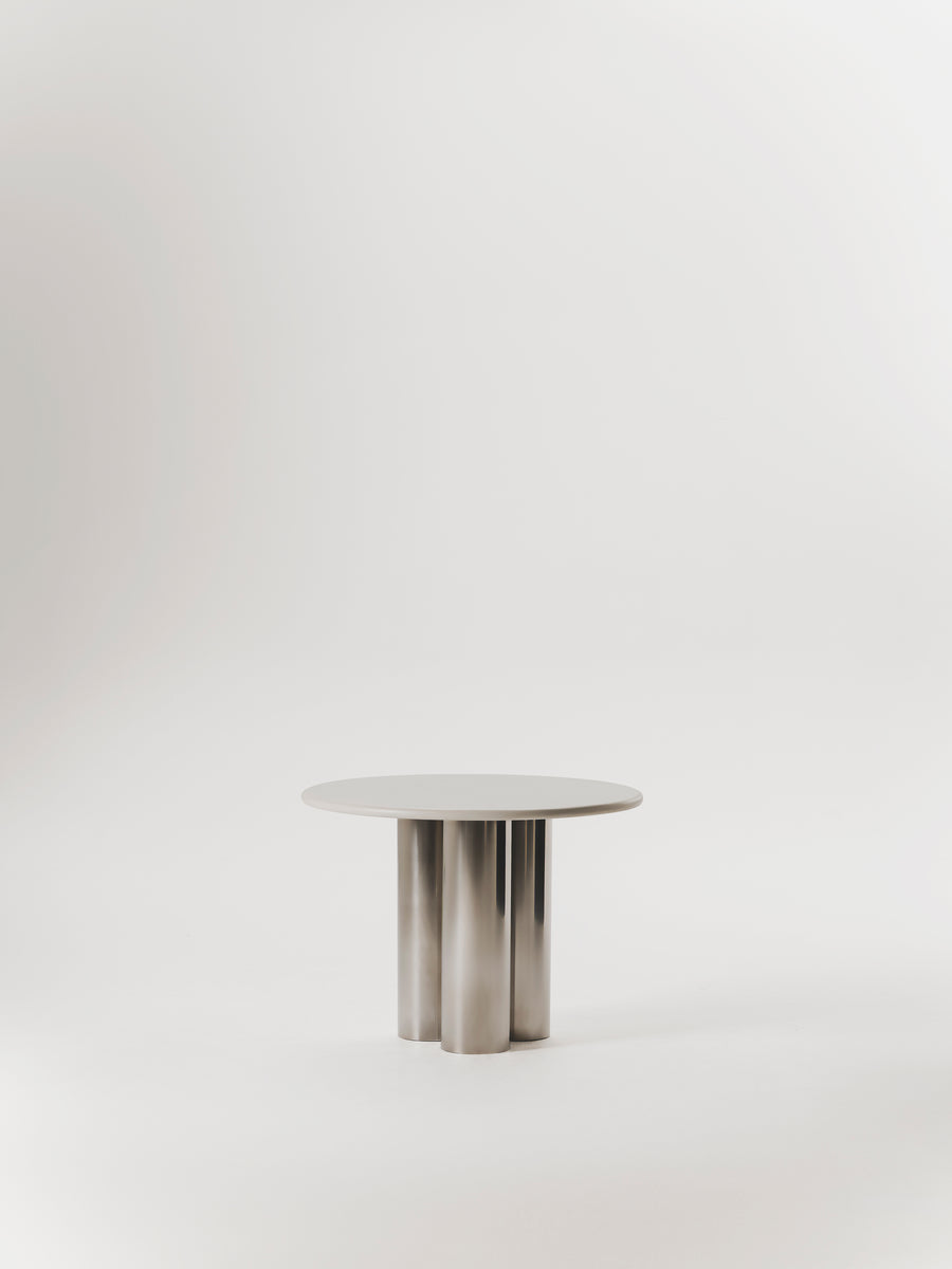 Mesa de comedor Vicca de microcemento y acero inoxidable, vista frontal — Marlot Baus