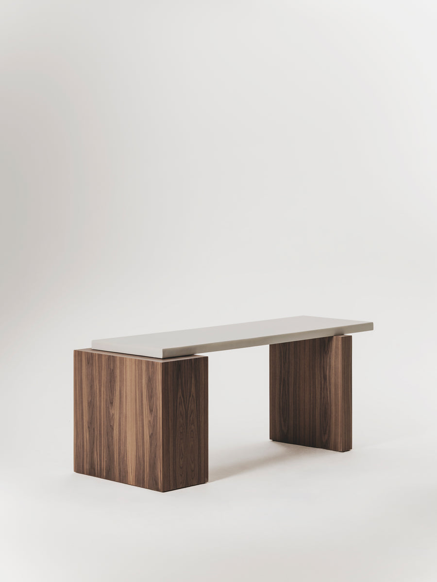 Escritorio Canoa Madeira de microcemento y madera y acero inoxidable, detalle de la superficie — Marlot Baus