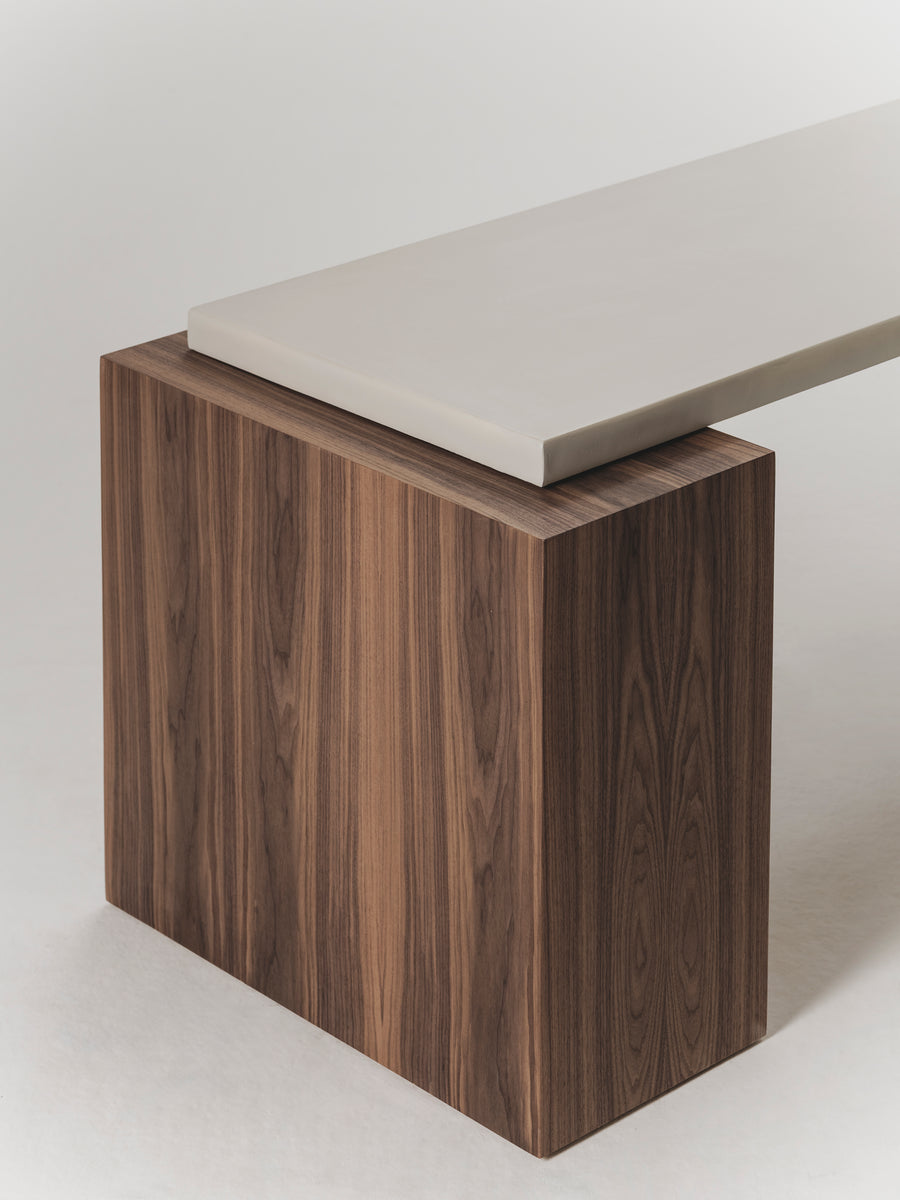 Escritorio Canoa Madeira de microcemento y madera y acero inoxidable, detalle de las patas — Marlot Baus