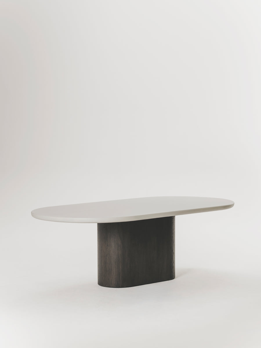 Mesa de comedor Celli de microcemento y madera, vista frontal — Marlot Baus