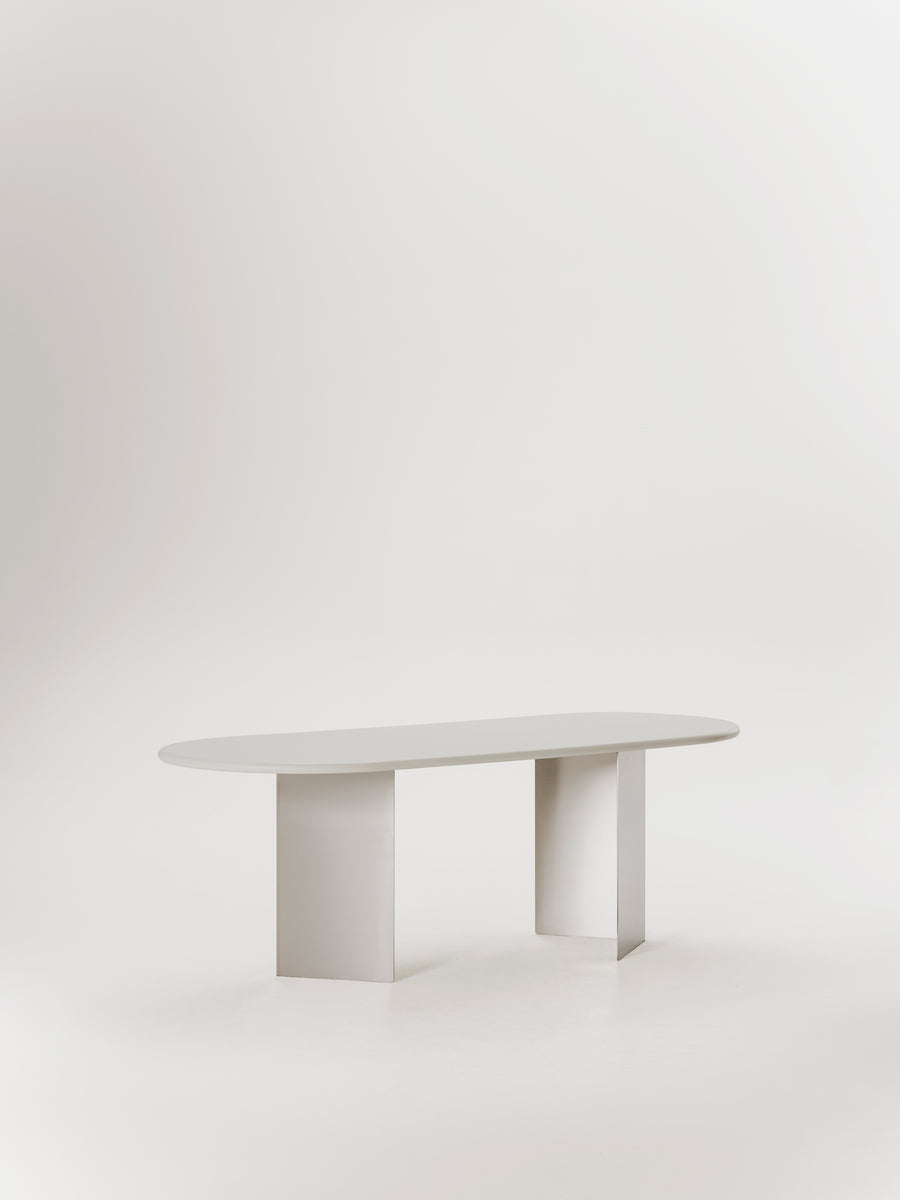Mesa de comedor Adol de microcemento y acero inoxidable, detalle de la superficie — Marlot Baus
