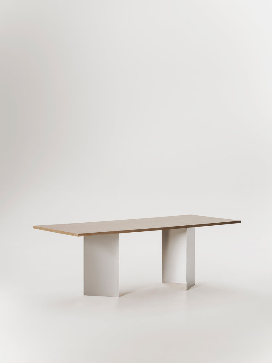 Mesa de comedor Ander de madera y acero inoxidable, vista lateral — Marlot Baus