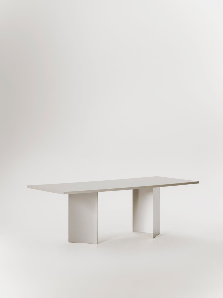 Mesa de comedor Allma de microcemento y acero inoxidable, detalle del acabado — Marlot Baus