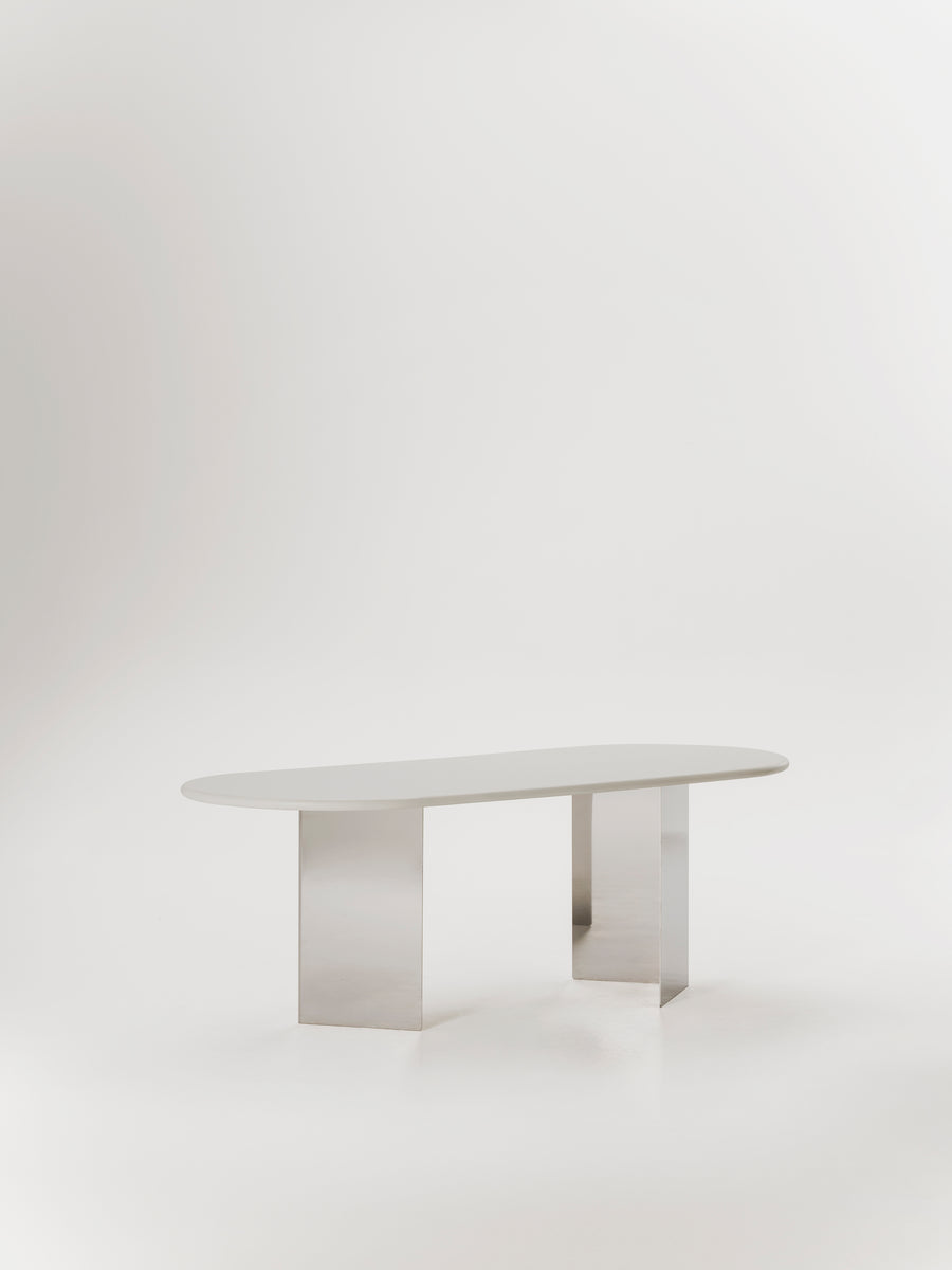Mesa de comedor Adol de microcemento y acero inoxidable, detalle del acabado — Marlot Baus