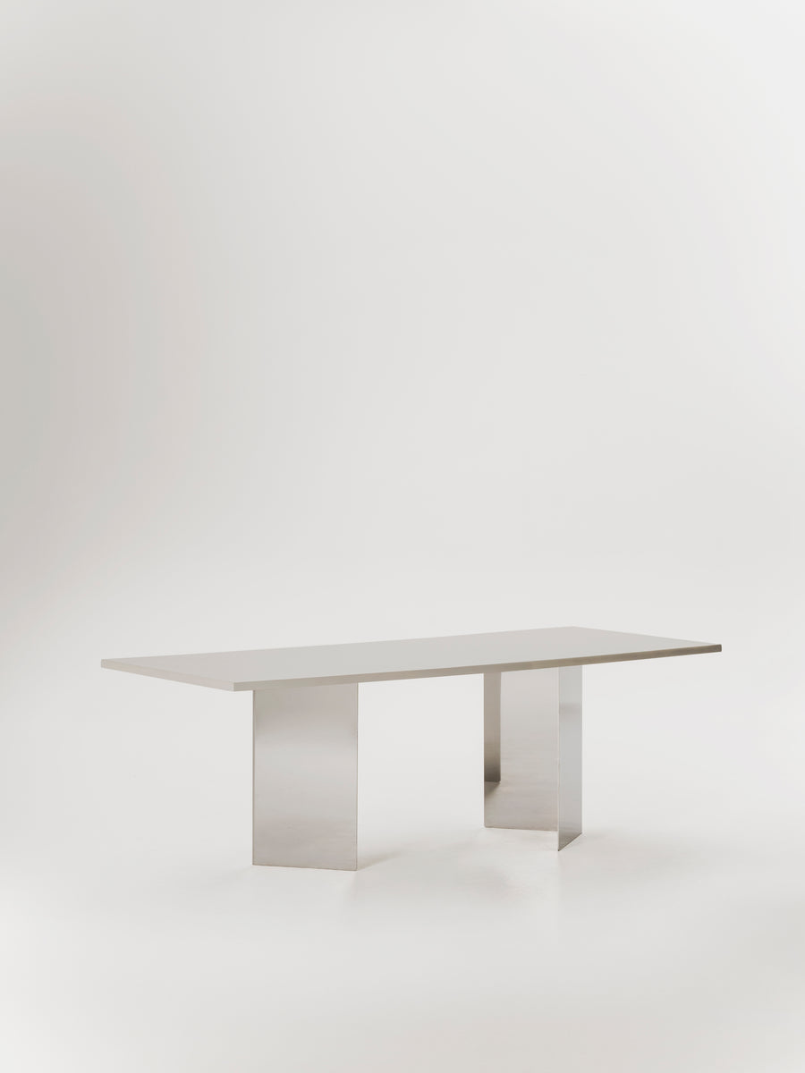 Mesa de comedor Allma de microcemento y acero inoxidable, vista frontal — Marlot Baus