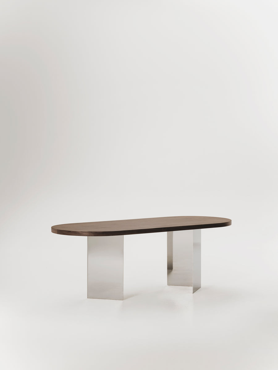 Mesa de comedor Mara de madera y acero inoxidable, vista lateral — Marlot Baus