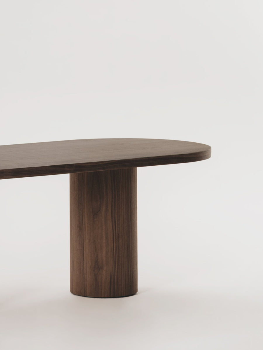 Mesa de comedor Paloma de madera, vista lateral — Marlot Baus