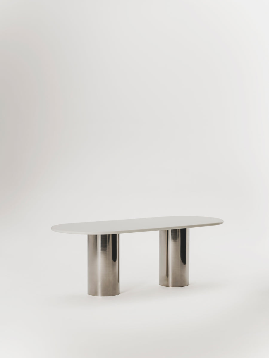 Mesa de comedor Seho de microcemento y acero inoxidable, vista frontal — Marlot Baus