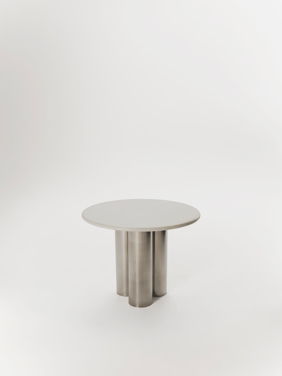 Mesa de comedor Vicca de microcemento y acero inoxidable — Marlot Baus