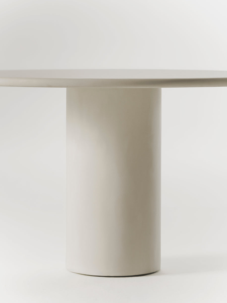 Round Gio dining table in white beech