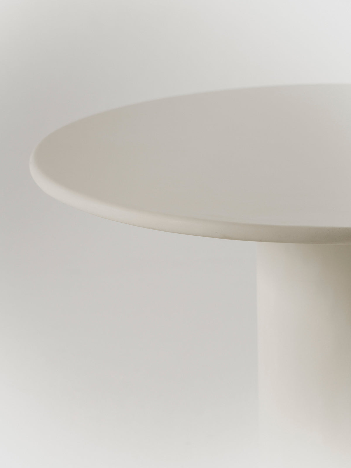 Round Gio dining table in microcement with white beech legs — Marlot Baus