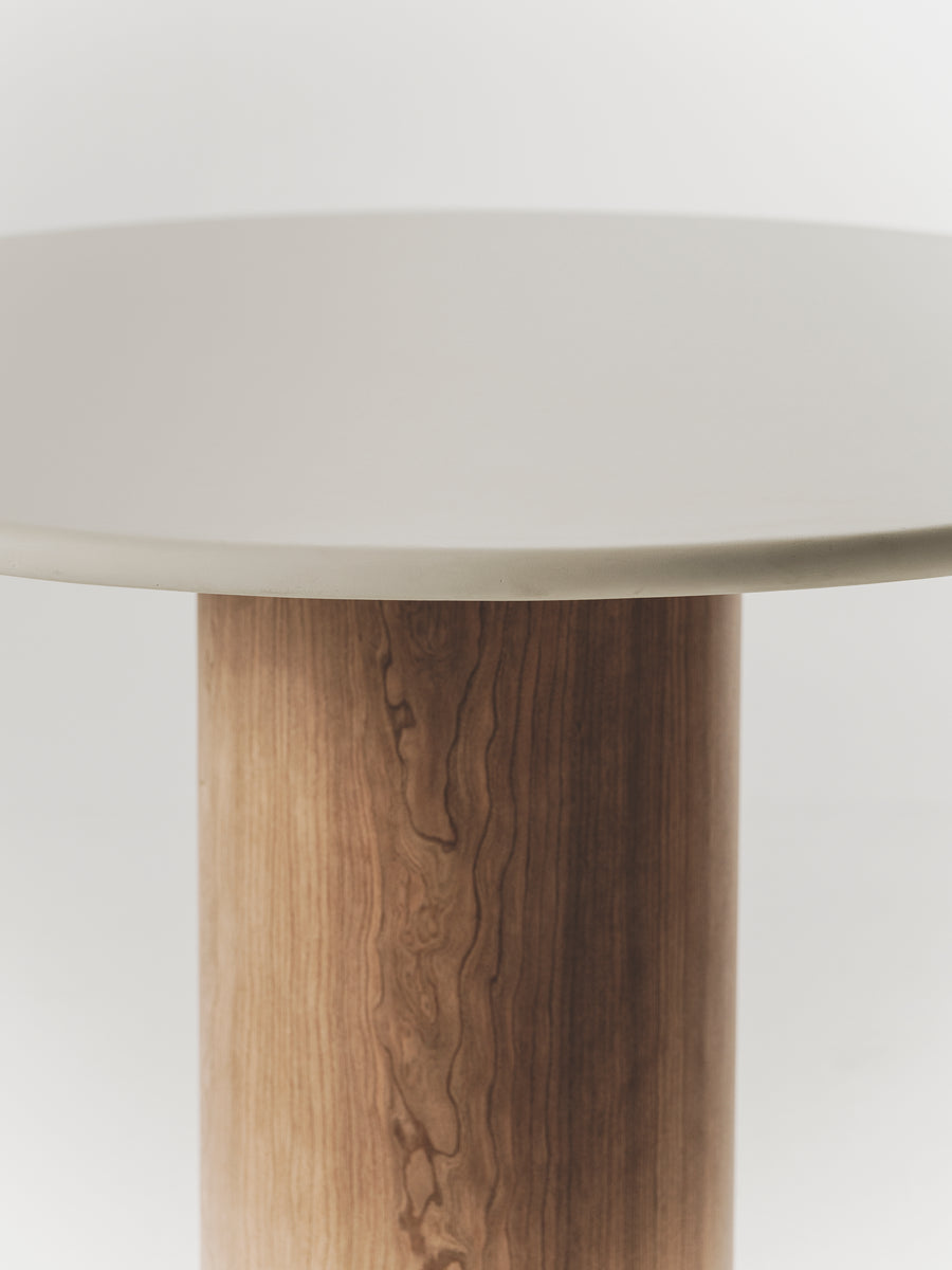 Mesa de comedor Gio con pata de cerezo de microcemento y madera — Marlot Baus