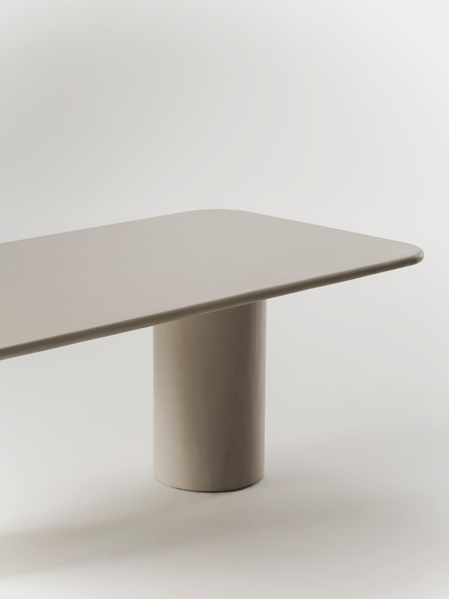 Mesa de comedor Julinha de microcemento y madera, detalle de la superficie — Marlot Baus