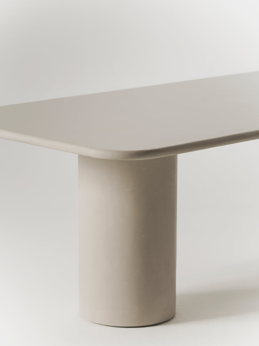 Mesa de comedor Julinha de microcemento y madera, vista lateral — Marlot Baus