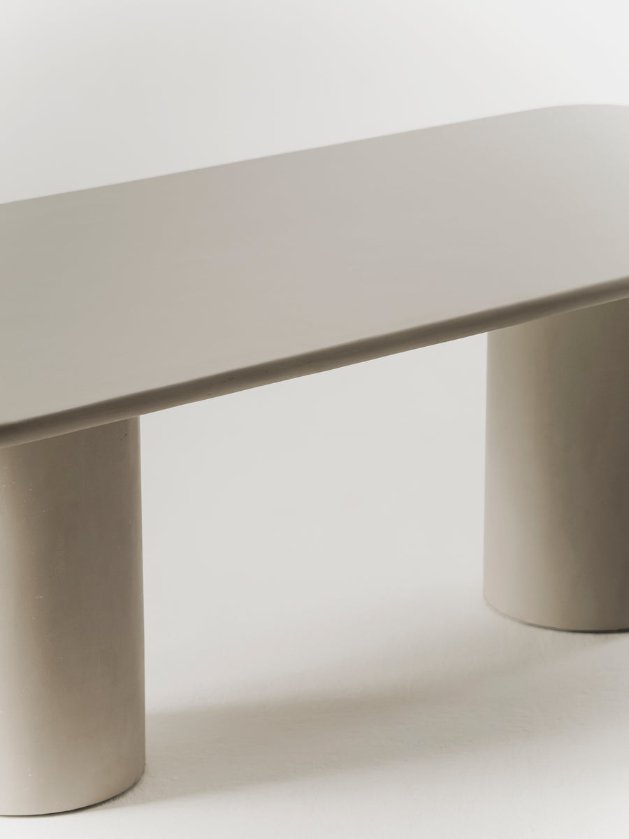 Mesa de comedor Julinha de microcemento y madera, detalle del acabado — Marlot Baus