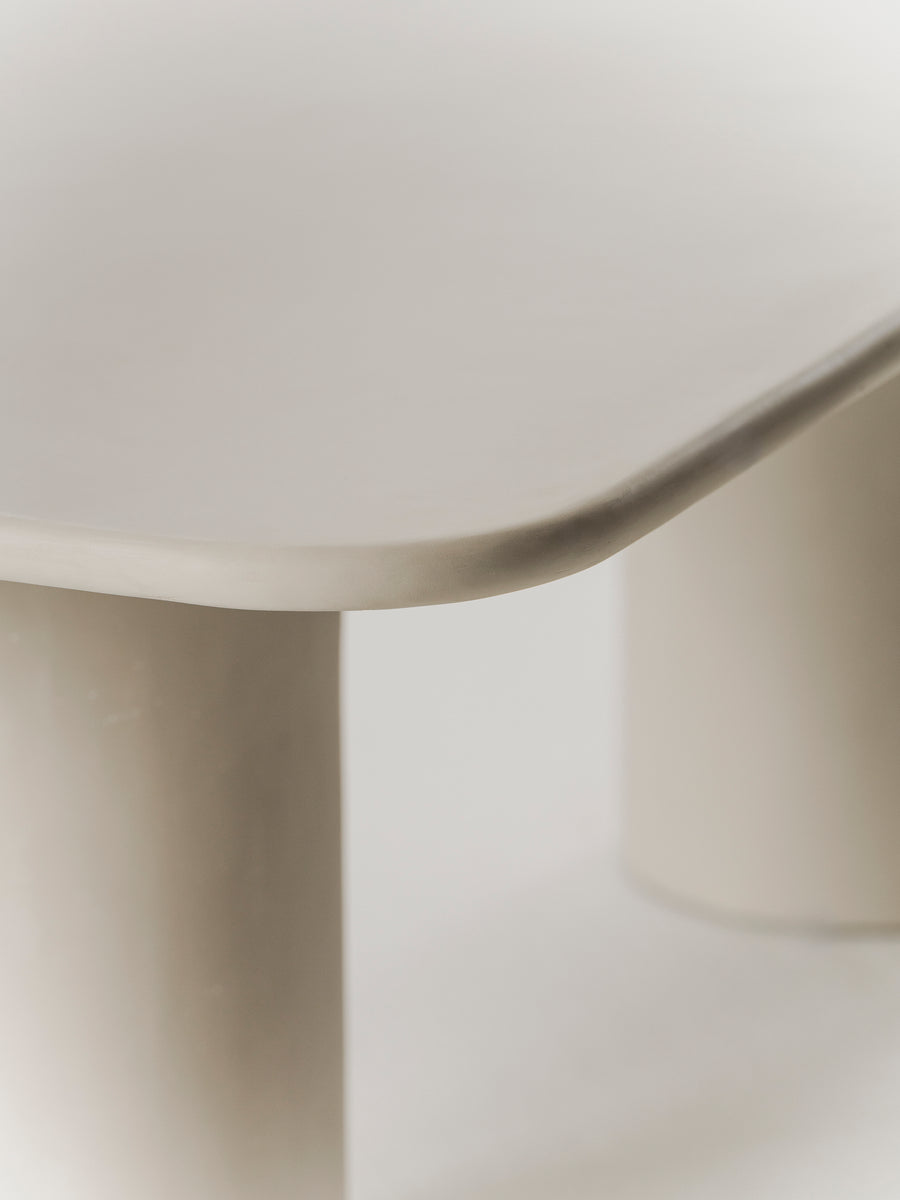 Mesa de comedor Julinha de microcemento y madera, vista cenital — Marlot Baus