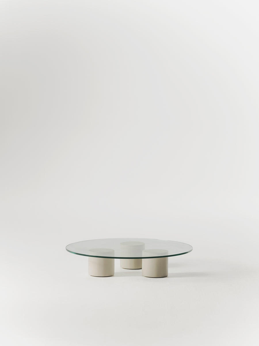 Mesa de centro Carmene de cristal templado y microcemento, vista lateral — Marlot Baus