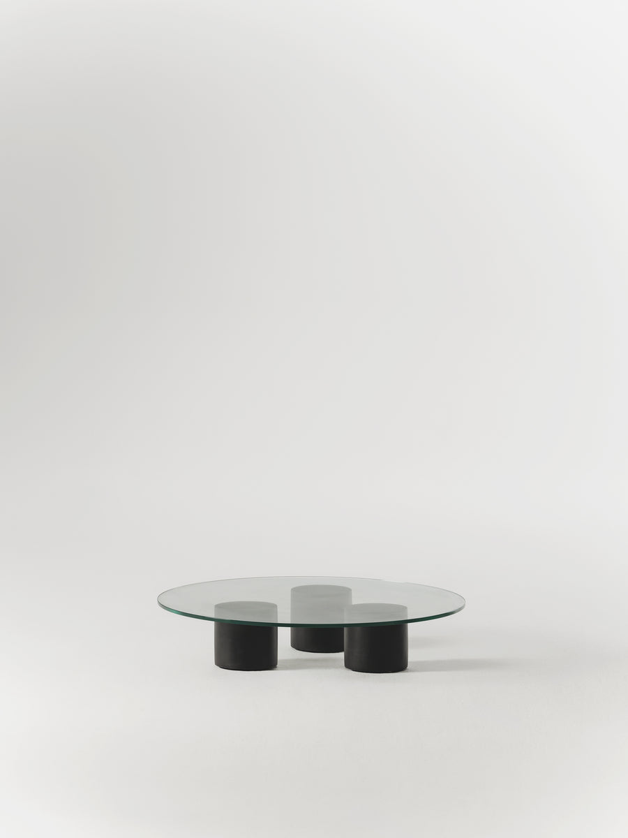 Mesa de centro Carmene de cristal templado y microcemento, detalle del acabado — Marlot Baus