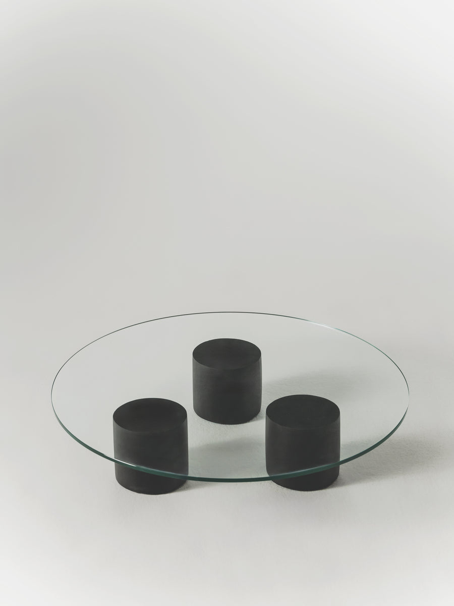 Mesa de centro Carmene de cristal templado y microcemento, vista frontal — Marlot Baus