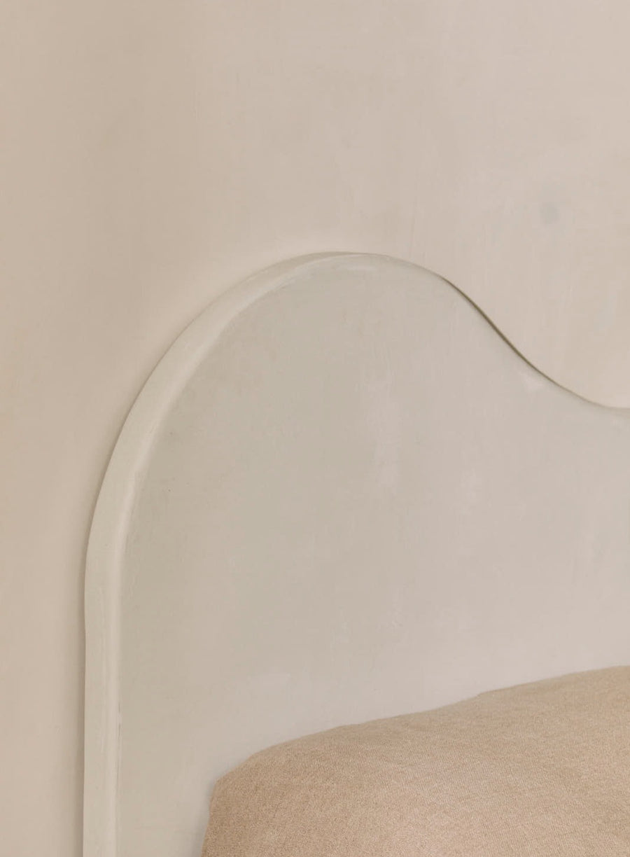 Cabecero Pasiego de microcemento, detalle de las patas — Marlot Baus