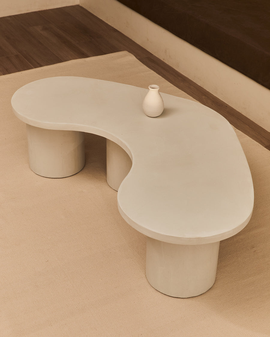 Mesa de centro Parmigiano de microcemento, vista lateral — Marlot Baus