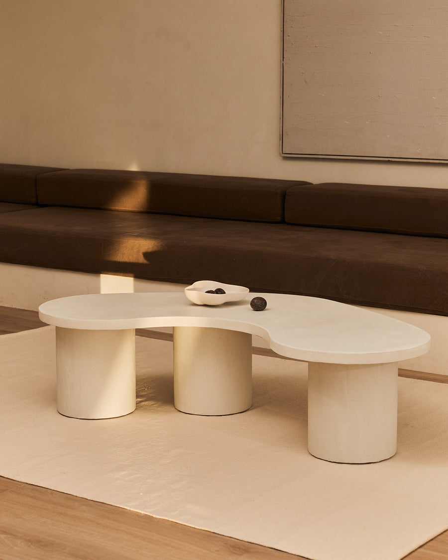 Mesa de centro Parmigiano de microcemento, vista frontal — Marlot Baus