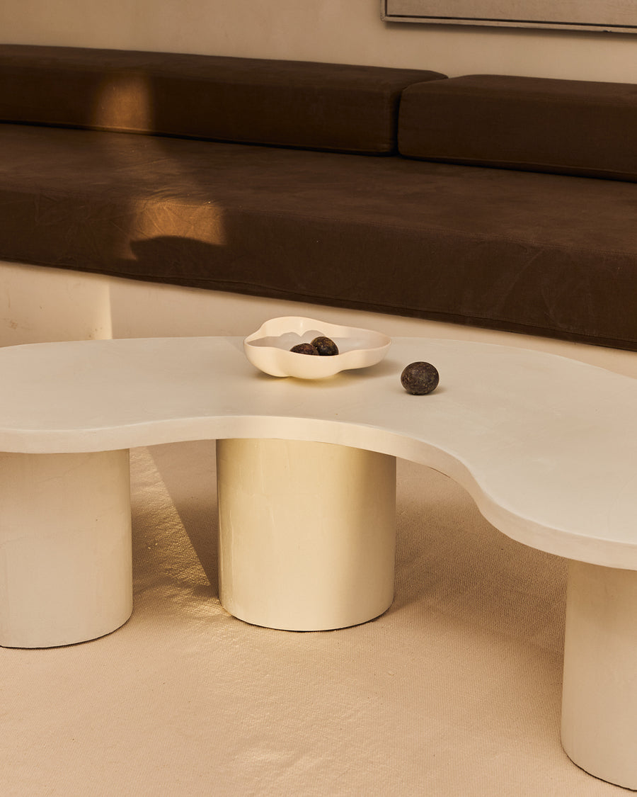 Mesa de centro Parmigiano de microcemento, detalle de la superficie — Marlot Baus