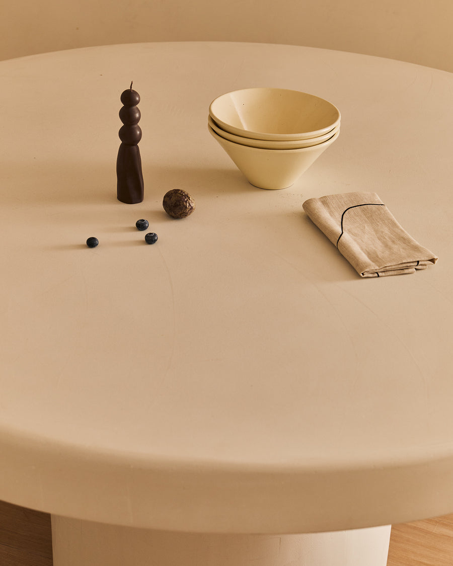 Mesa de comedor Persillé de microcemento, detalle de la superficie — Marlot Baus