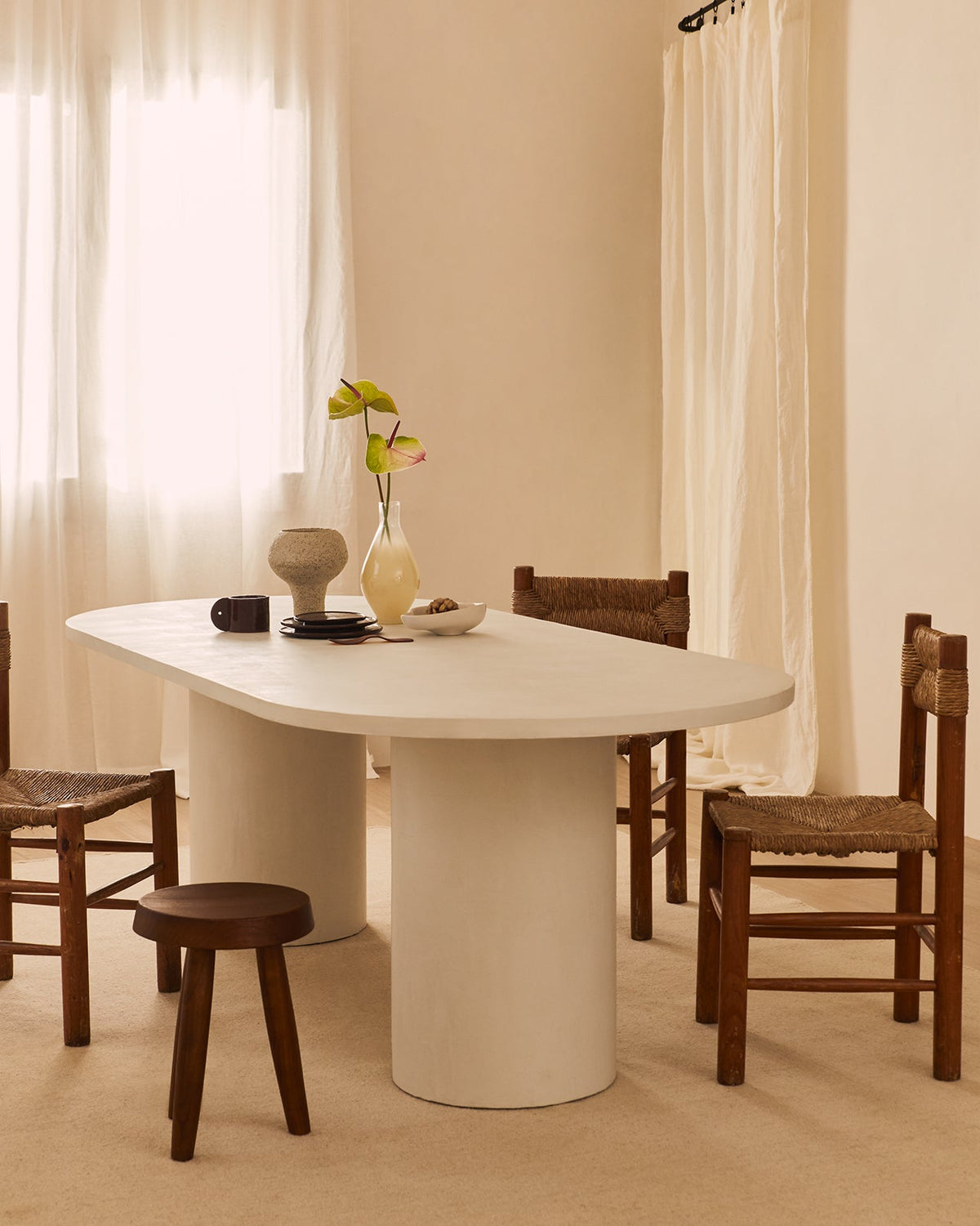Oval Reye dining table in microcement with white beech legs — Marlot Baus
