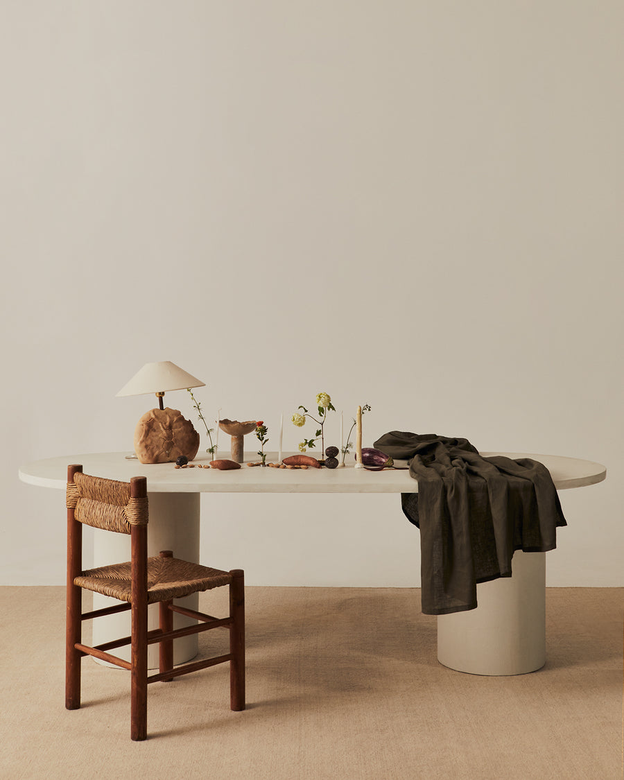 Mesa de comedor Reye con pata de nogal de microcemento y madera — Marlot Baus