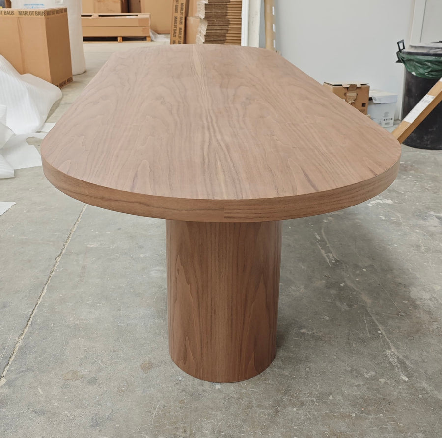 Mesa de comedor Paloma de madera, detalle de la superficie — Marlot Baus