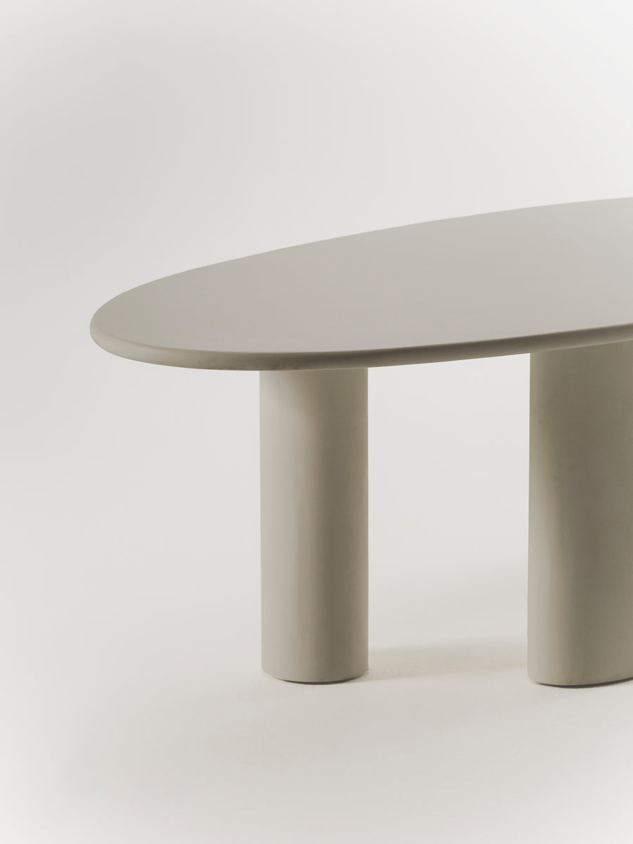 Mesa de comedor Graça de microcemento, vista lateral — Marlot Baus