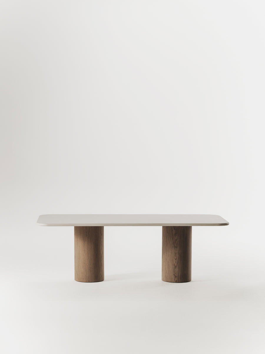 Mesa de comedor Julinha con pata de nogal de microcemento y madera — Marlot Baus
