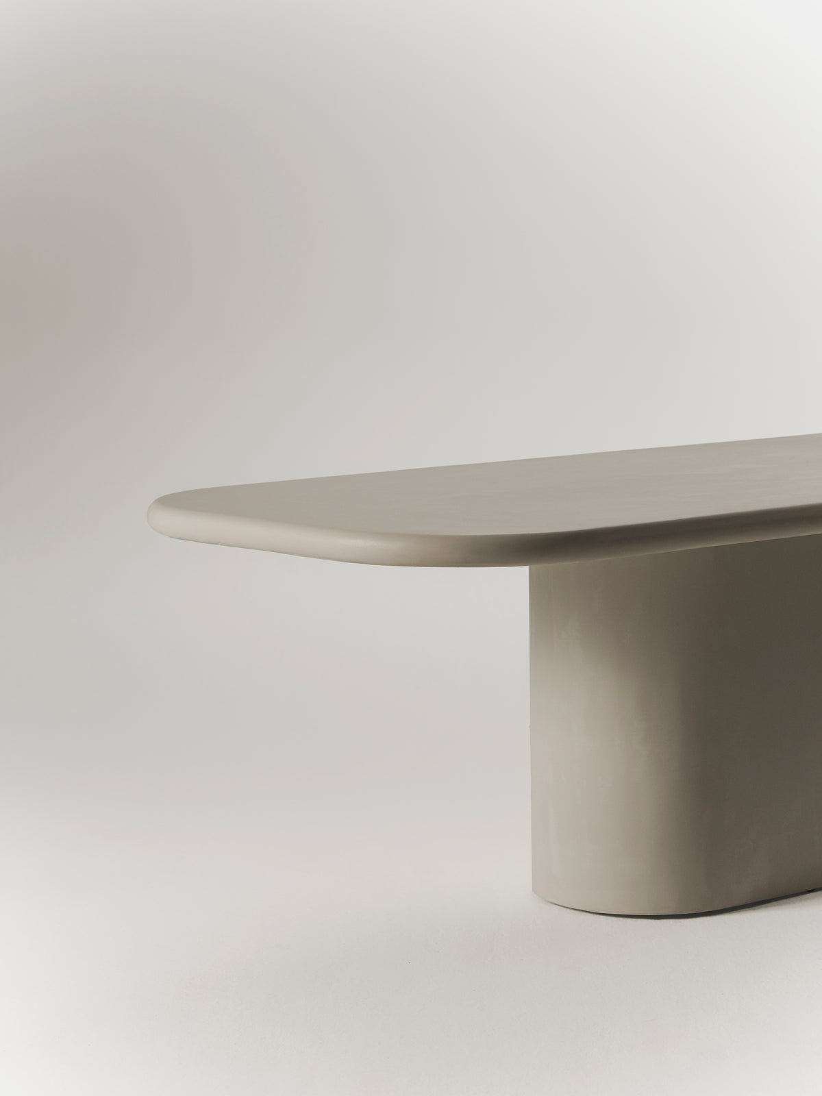 Mesa de comedor Lucca de microcemento, detalle de las patas — Marlot Baus