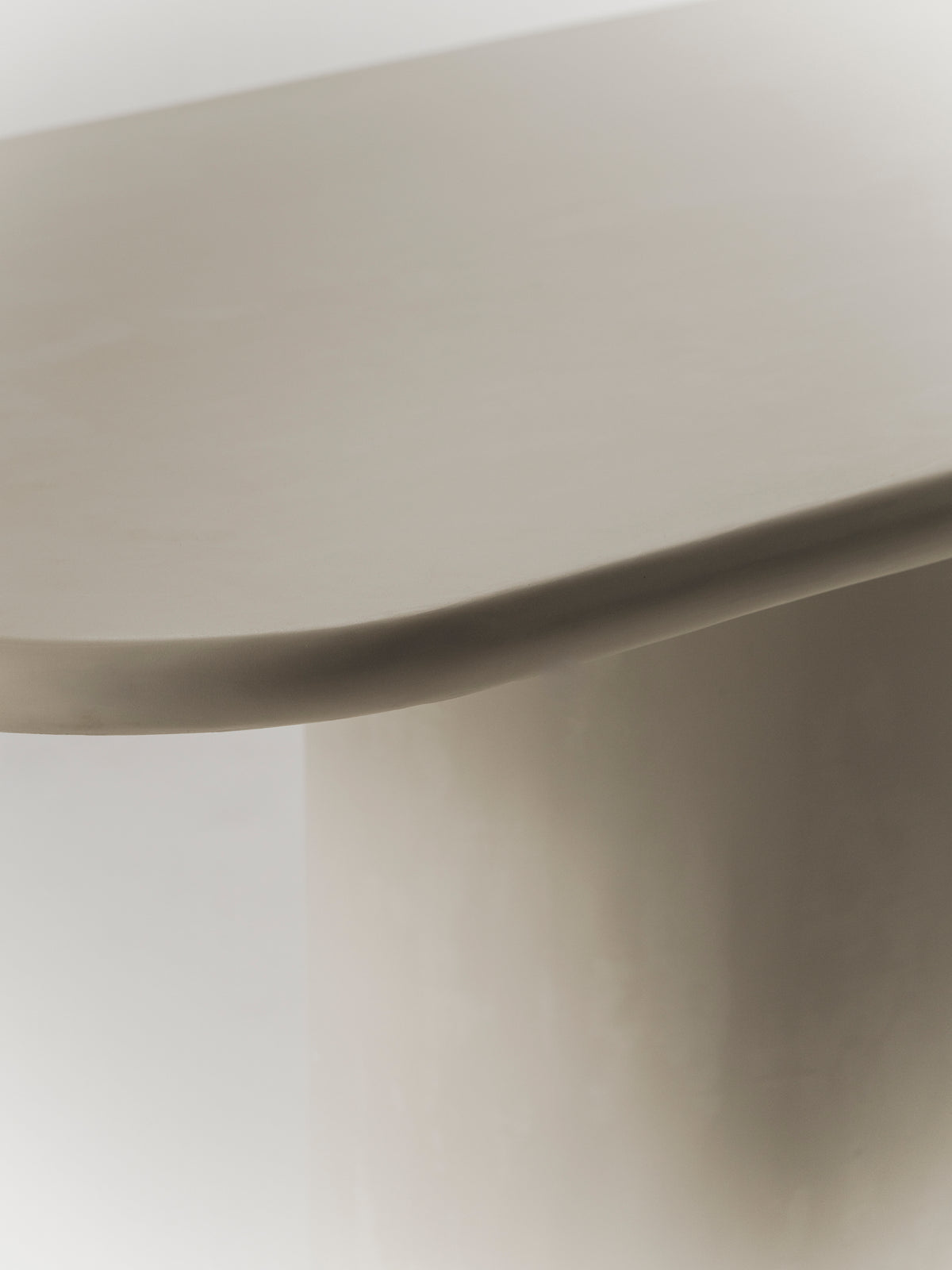 Mesa de comedor Lucca de microcemento, vista en ambiente — Marlot Baus