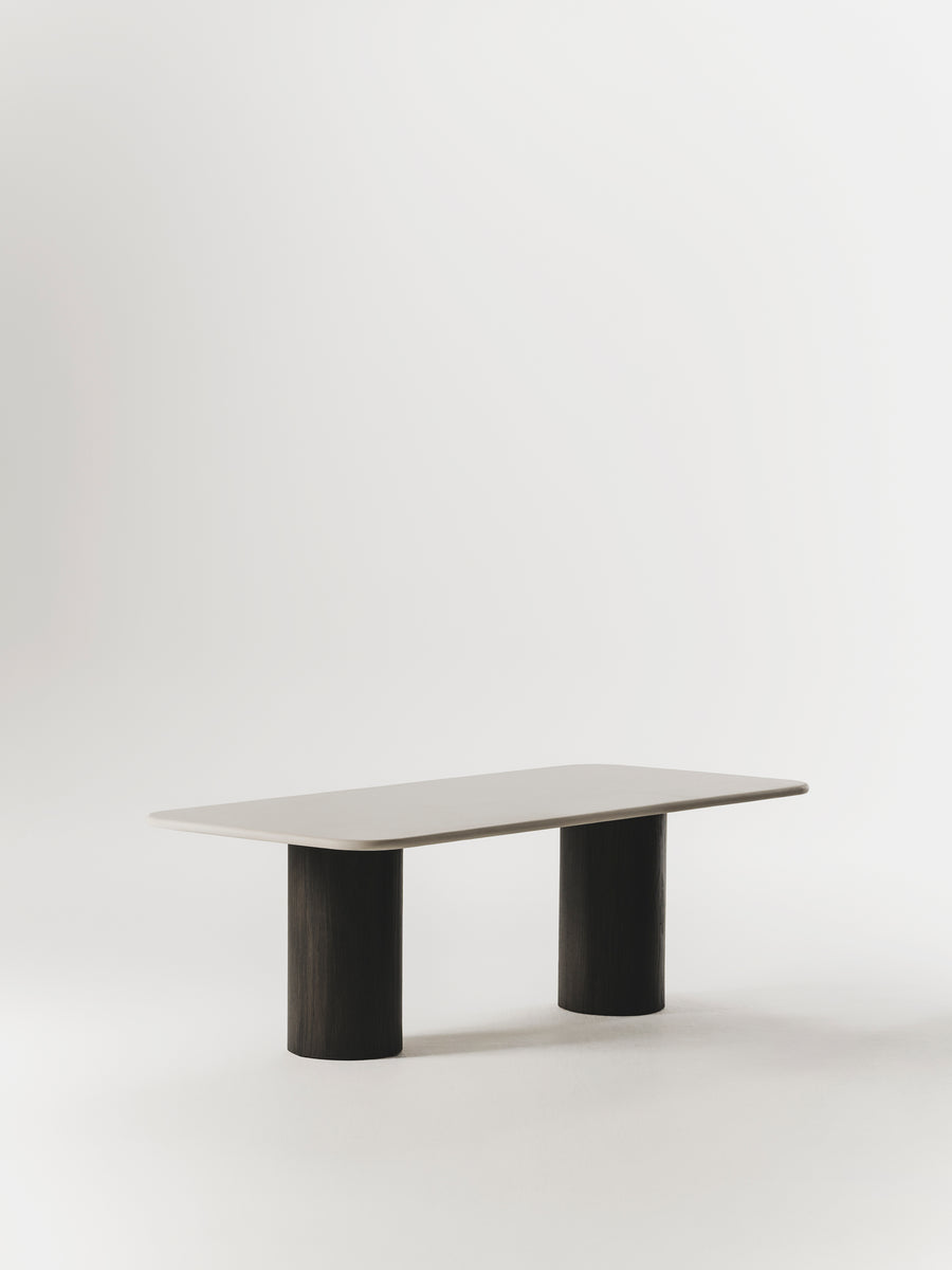 Mesa de comedor Julinha con pata de roble oscuro de microcemento y madera — Marlot Baus