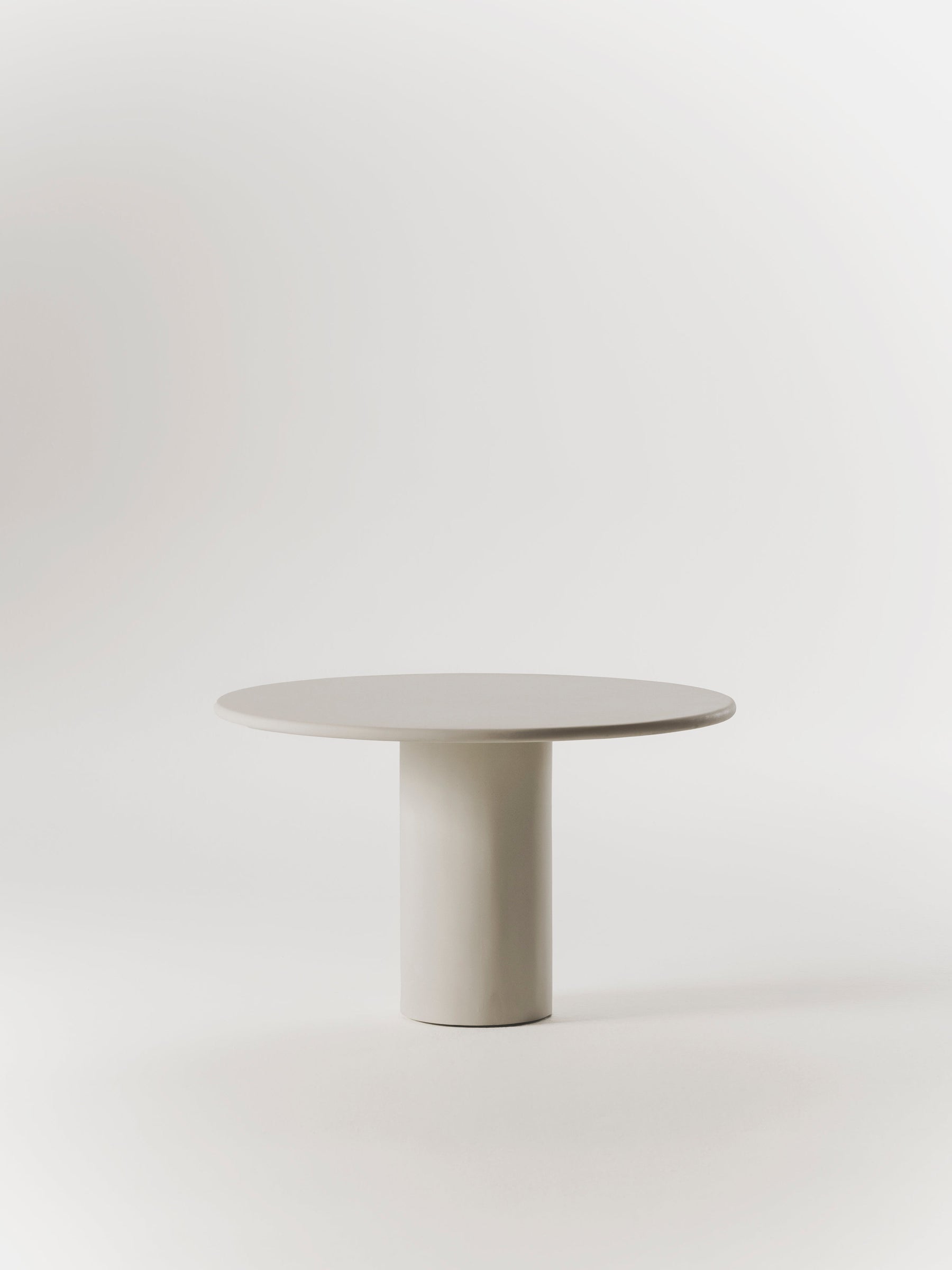 Round Gio dining table in white beech